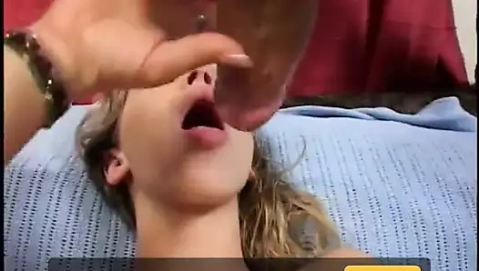 Büyük yaraklı adam amını domaltarak doldurmadan önce seksi esmer tarafından emiliyor