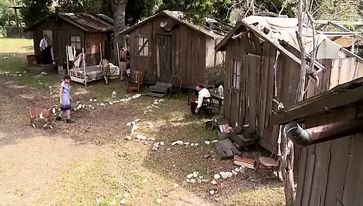Şehvetli sürtükler açık havada iki adamı emiyor ve sikişiyor