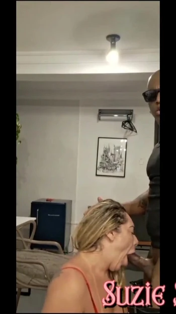 Падающий до челюсти момент из "Заставляя черного мужика с ума с сексуальным красным нижнем белье, он застрял его еще жестче в моей заднице с так много"