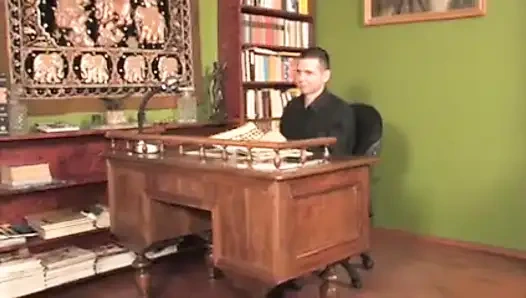 Süper seksi büyük memeli sarışın çiş pornolarını seviyor!