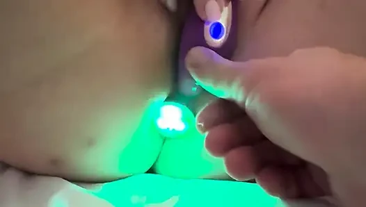 Açık gösteri popo tıkacı rektumundayken titreşen dildo amında