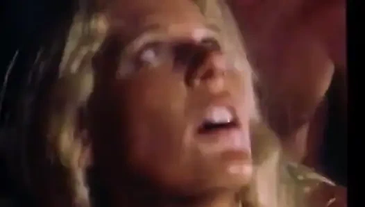 Şehvetli sarışın sıkı amcığını mutant siyah yarakla siktiriyor