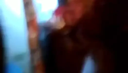 Matur yüzüne blakdragon ovmak alır ve dragonbreath yiyor