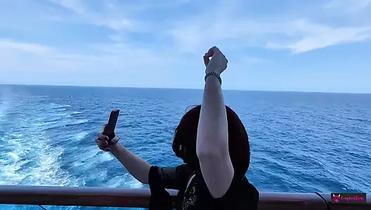 Teknenin umumi tuvaletinde sikiliyor