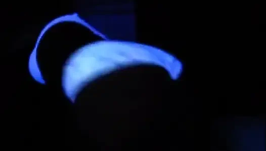 Karanlıkta dans ediyor