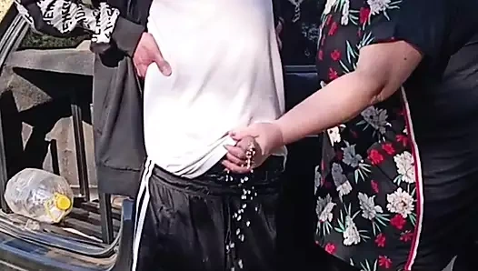 Ben işerken bir komşum sikimi tutuyor ve sonra herkesin içinde emiyor