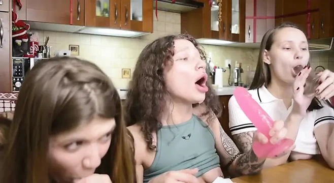 Sapık sürtük kız arkadaşlar üçlü seks emiyor ateşli