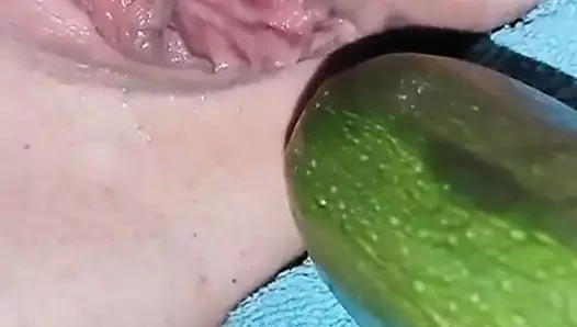 Üvey kız kardeşimi salatalıkla sikiyorum