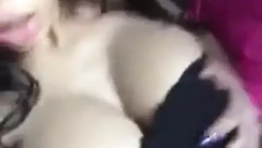 seksi Latin gösteren göğüsleri