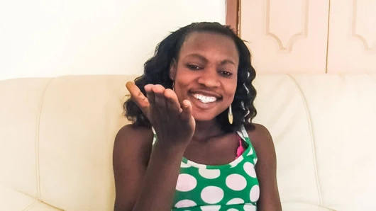 Abanoz sıska kolej genç büyük bir horoz ile beyaz turist tarafından sert raylı alır!