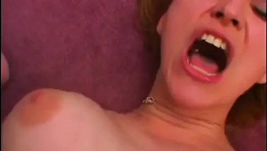 İnanılmaz kızıl saçlı ve büyük memeli kadın götünde gerçekten büyük bir şey hissediyor!