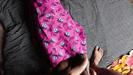 Sıska küçük amcık yenge ekstra noktalı prezervatifle büyük yarakla sikişiyor, ateşli yenge devar seks porno videosu
