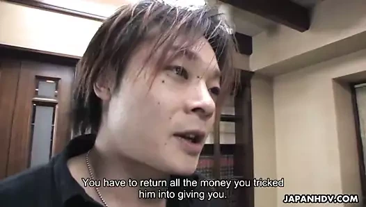 Adamın sikini sert sikerek borcunu geri ödüyor