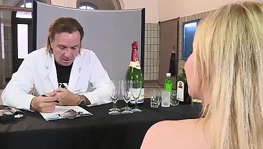 Doktor büyük memeli sarışın orta yaşlı seksi kadını sikiyor