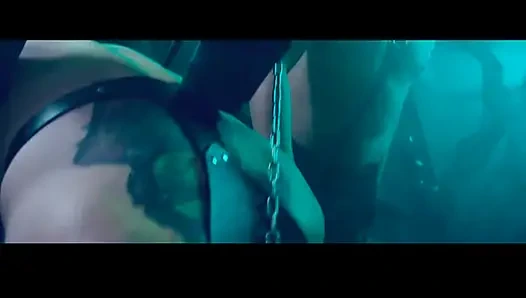 Ateşli sarışın orta yaşlı seksi kadınla dominant oral seks