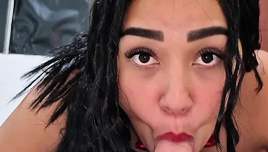 Kız arkadaşım şeytanlar içinde cadılar bayramı partilerinde büyük yarağımı emiyor.