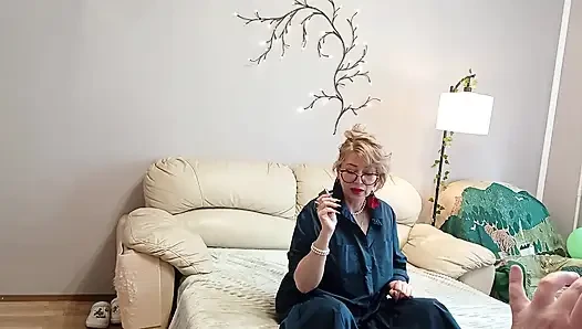 Olgun bayanlar da mastürbasyon yapmayı seviyor. Çekim süreci...))