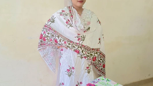 Sevimli Hintli desi kız arkadaşım evinde sikişiyor bugün kız arkadaşım yarak emiyor ve domaltarak bıraktı