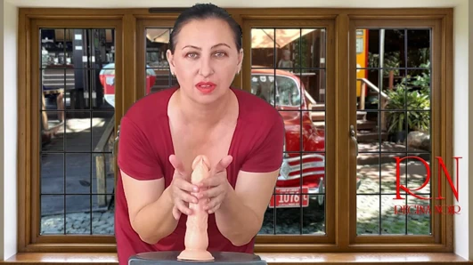 Kırmızı elbiseli güzel bir bayan berbat ve büyük bir yapay penis sikikleri. footjob, baştankara, oral seks.