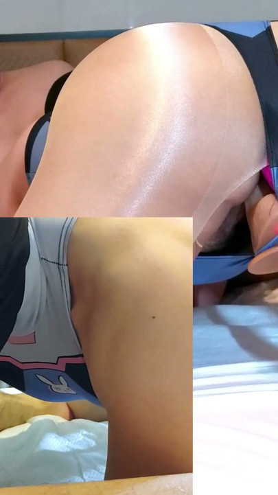 Ellili yaşlarında, dolgun, mazoşist ve olgun bir kadın, yarı kasık arası erotik mayo cosplay'i giymiş, dört ayak üzerinde durup anüsüne oyuncaklarla karşılık veriyor.