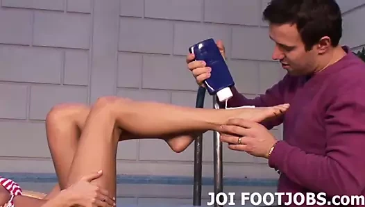 Ayaklarımdan damlayan cum hissetmek istiyorum