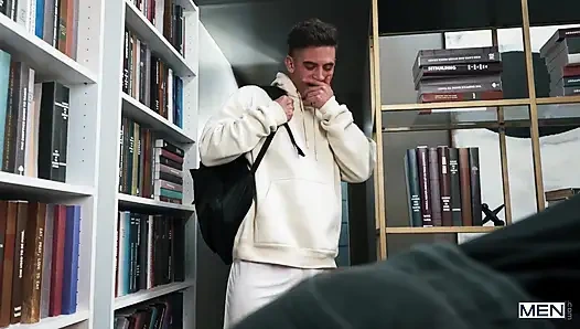 Erkekler - kütüphanede dölleniyor