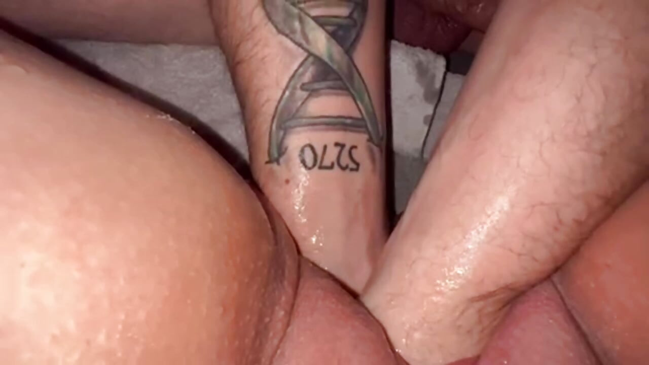Amatör orta yaşlı seksi kadın ıslak fışkırtmalı amına çifte yumruk sokma ve yarak
