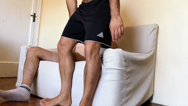 Sakallı adam lezzetli bir şekilde oral seks yapıyor