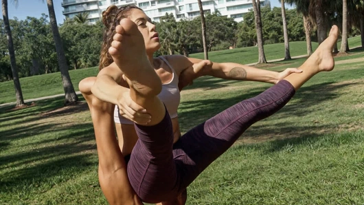 Amatör Brezilyalı orta yaşlı seksi kadın sert ağızla sikişmeden önce dışarı esnetiyor