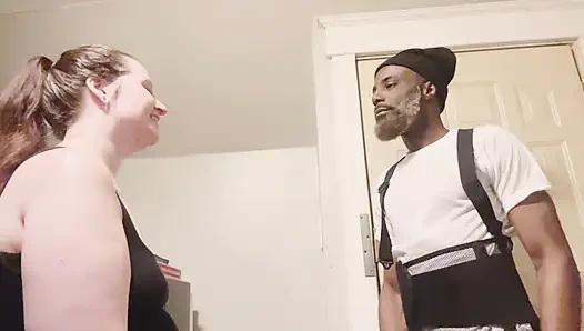 Orta yaşlı seksi kadın ev hanımı tesisatçıya siyah yarağını yutarak takdirini gösteriyor