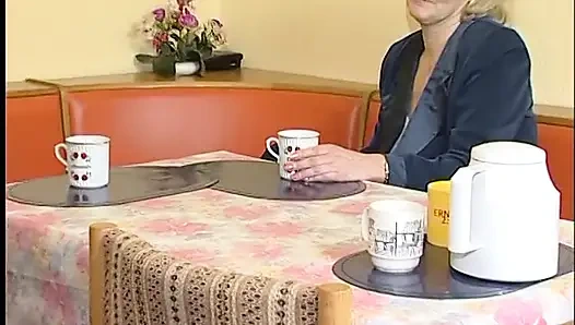 Sarışın olgun sürtük amını sikiyor