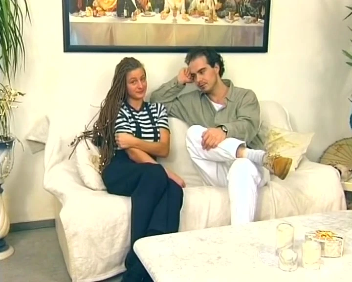 काले बाल वाली मस्त जर्मन रंडी बिस्तर पर जोरदार चुदाई का मजा लेती है