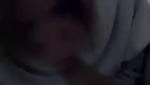 18 yaşında diz çökmüş, oral seks