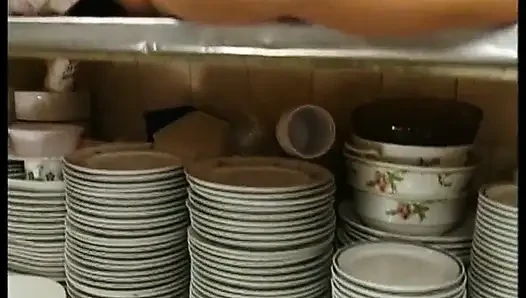 Esmer güzel kız sevgilisinin yarağının krem şantisini tadıyor