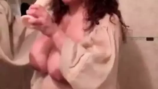 Seksi büyük baştankara kız oynama ile yapay penis