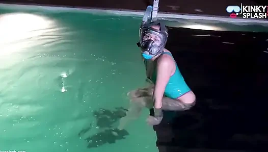 Lateks mayoyla gece yüzmesi ve tam yüz maskesi