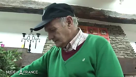 Clara ve Lili ile yüzyılın grup seks partisi sunuyor