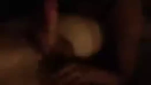 Kayınvalidesi ona biniyor ve karısı içeri giriyor