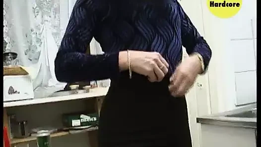 MIlf Tanja steckt sich sogar die brennende Kerze in die Pussy