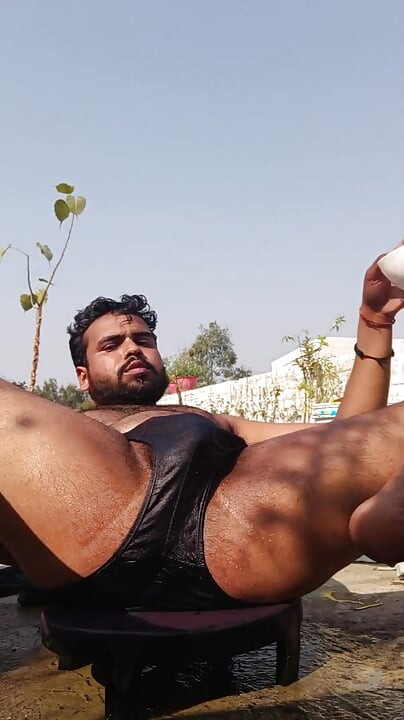 İşerken başarısız oldum bu yüzden sadece dışarı çıkana kadar masterbate