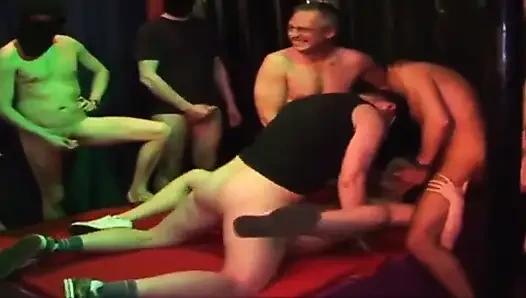Sıska olgun hatun birden fazla zonklayan yarakla genişletiliyor