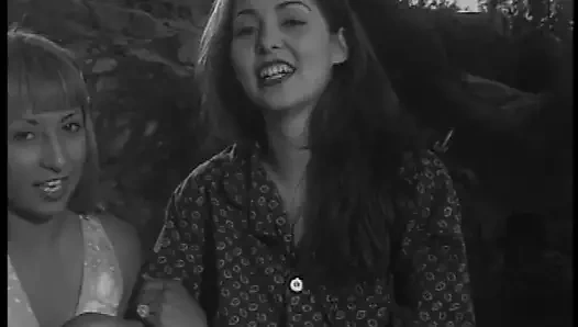 Büyük göğüslü kadınlar birbirlerinin amını okşuyor