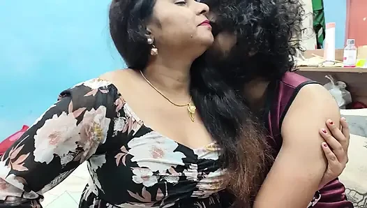 Mallu çift yatak odasında elbise çıkarma ve göğüslerle öpüşme ateşli desi romantizmi evde emiyor