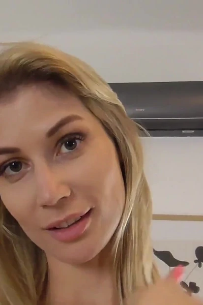 Великанесса лизает слюну из моих больших!