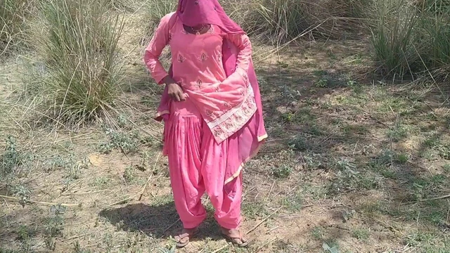 Karı koca ormanda ghumne gaya patni ko jameen per leta kar sabse badhiya chudai kiya