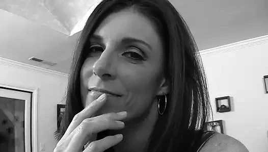 Seks oyuncağından sonra seksi esmer kaltak için siyah yarak