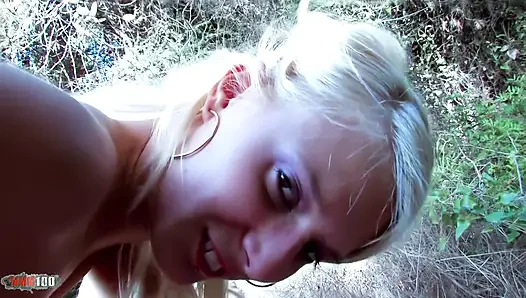 Seksi sarışın plajda götünü veriyor