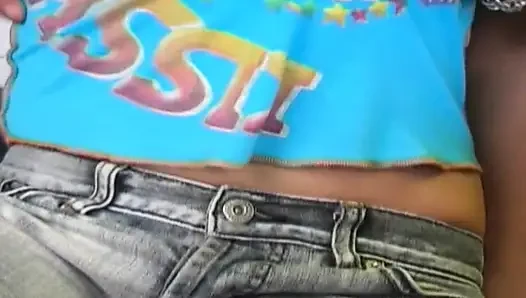 At kuyruklu esmer hatun orgazm olmak için parmaklanıyor
