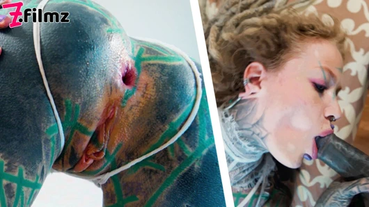 İç çamaşırlı seksi dövmeli kız sert anal sikişiyor