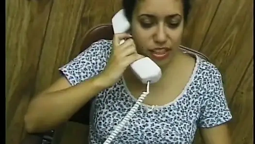Ateşli esmer ıslak sıkı amında büyük bir yarak hissetmeyi seviyor